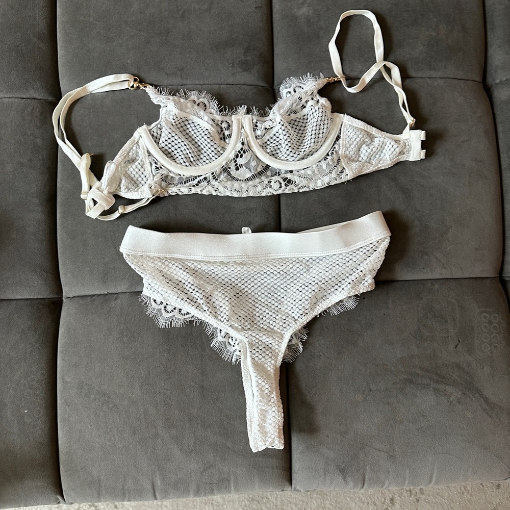 GOOSEBERRY white lace bra & thong set